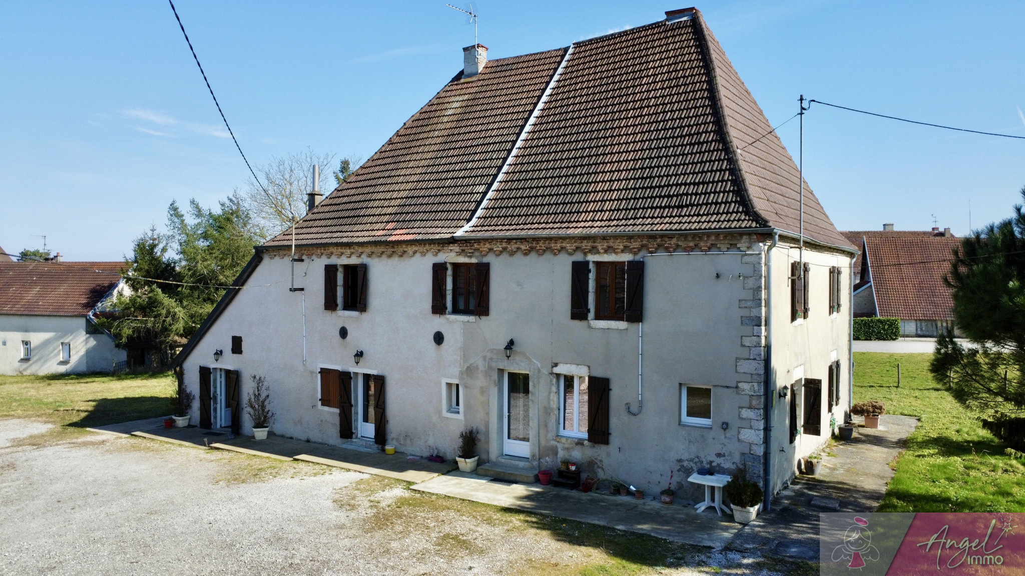 Maison de caractère en pierre   264 m2   Terrain 2 000 m2