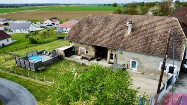 Ancienne ferme rénovée avec dépendances et grand terrain