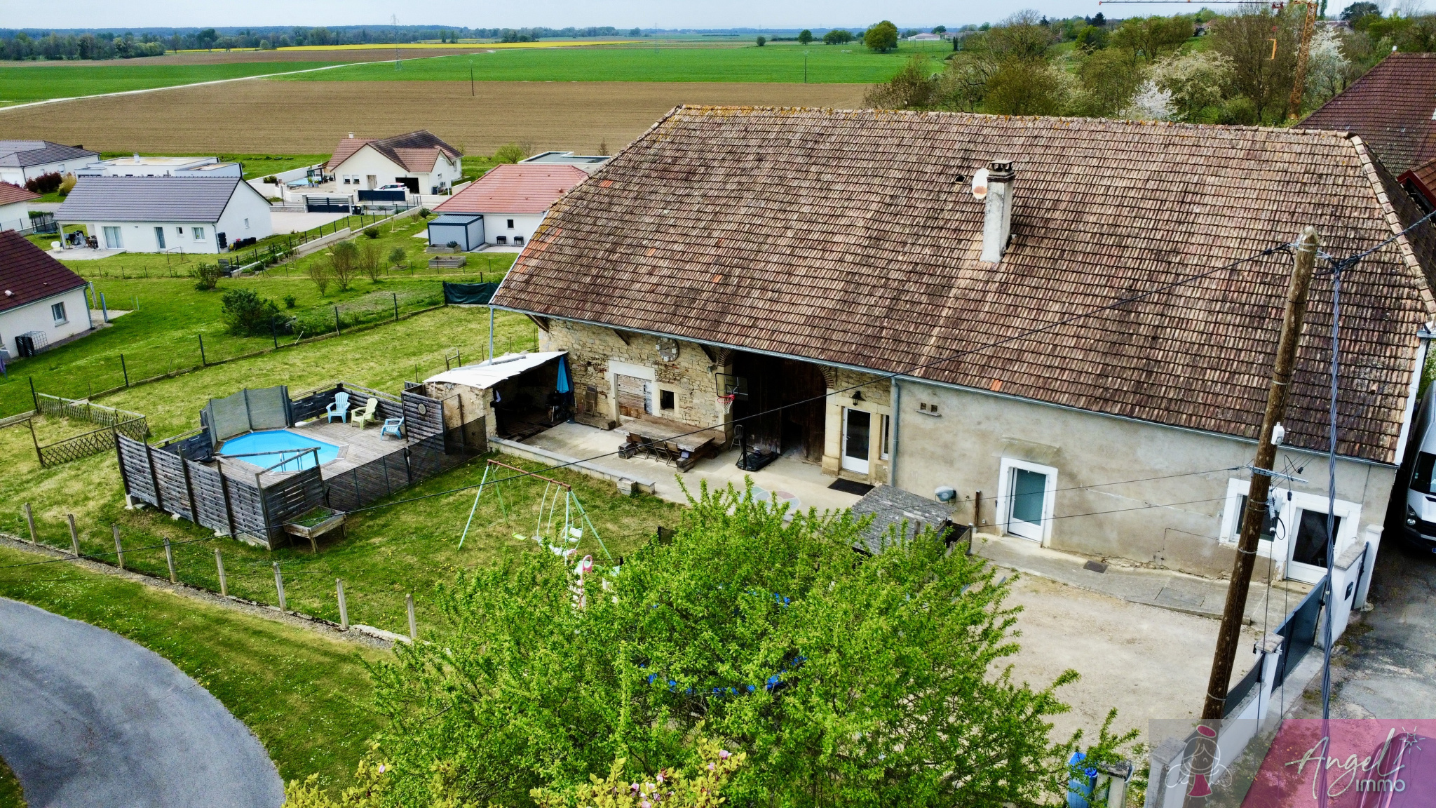 Ancienne ferme rénovée avec dépendances et grand terrain