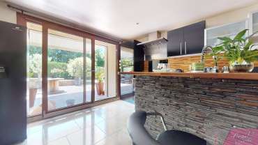 Maison en pierre de 191m2 habitables sur une parcelle de 719