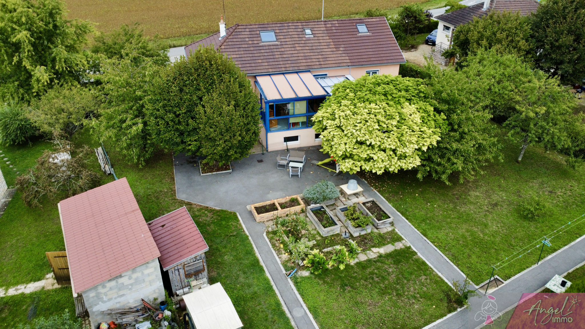 Maison spacieuse avec sous-sol complet et terrain arboré à T
