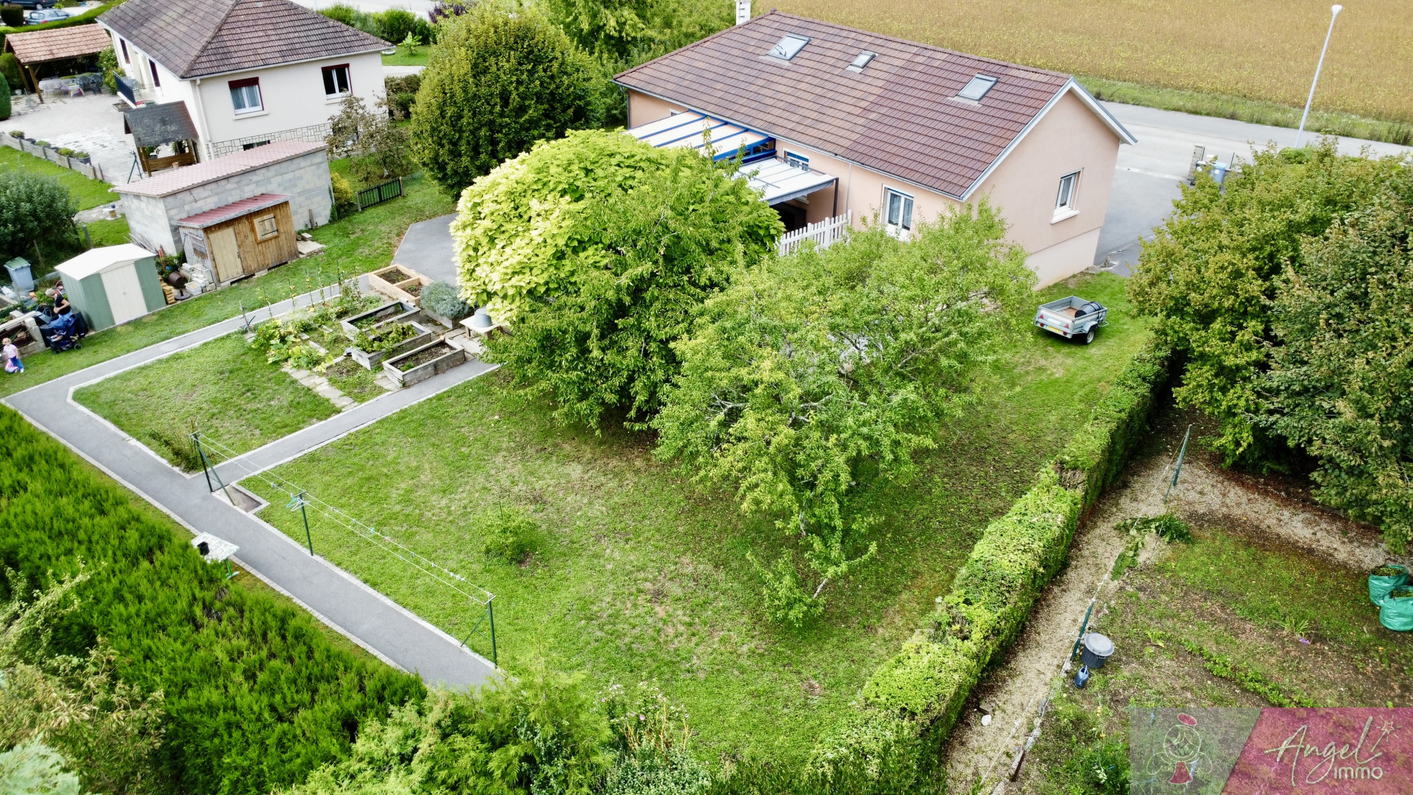 Maison spacieuse avec sous-sol complet et terrain arboré à T