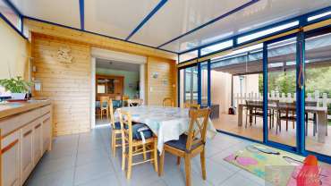 Maison spacieuse avec sous-sol complet et terrain arboré à T