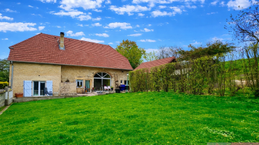 Charmante maison en pierre de 130 m2 sur terrain clos à La V