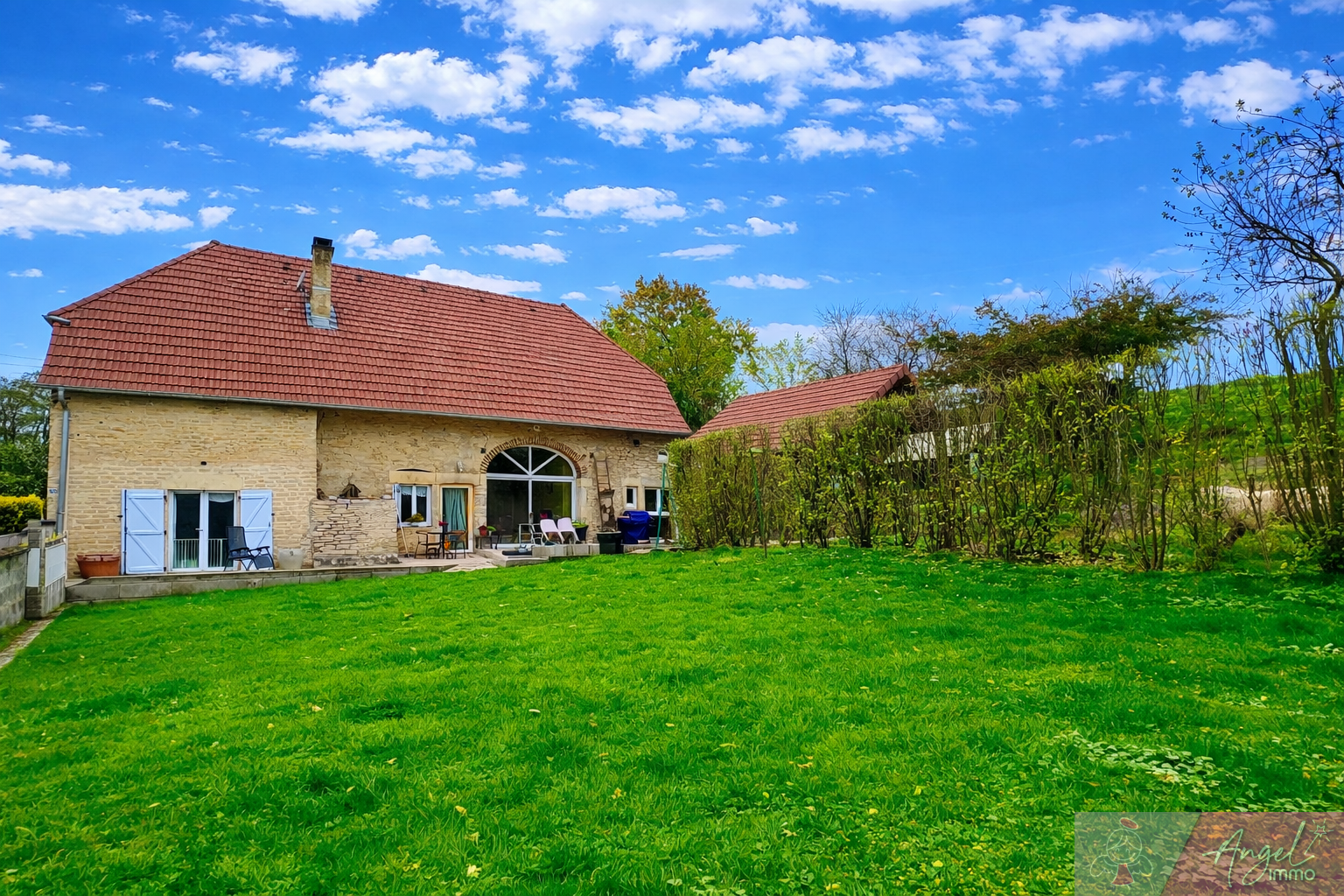 Charmante maison en pierre de 130 m2 sur terrain clos à La V