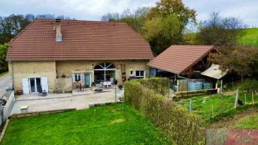 Charmante maison en pierre de 130 m2 sur terrain clos à La V