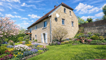 Maison en pierre avec piscine