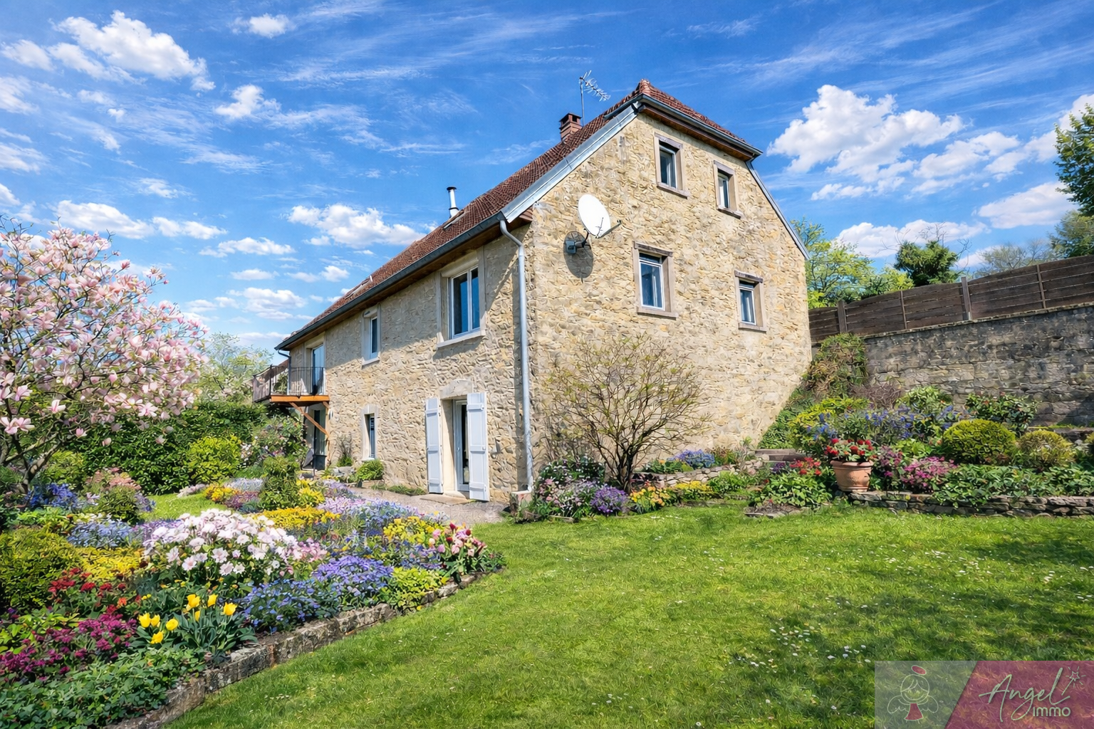Maison en pierre avec piscine