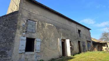 MAISON DE VILLAGE A RENOVER + HANGAR A VRIANGE