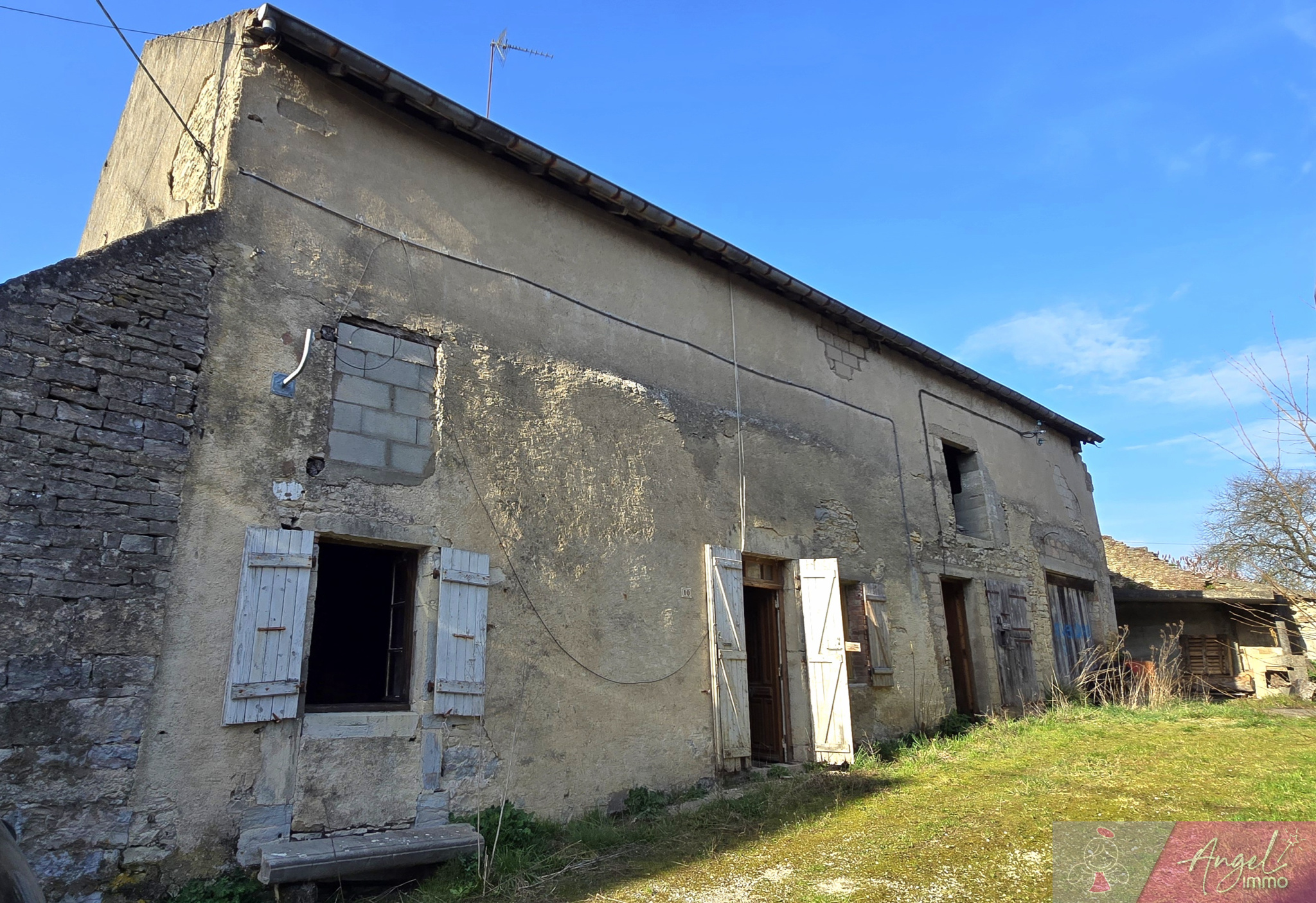 MAISON DE VILLAGE A RENOVER + HANGAR A VRIANGE