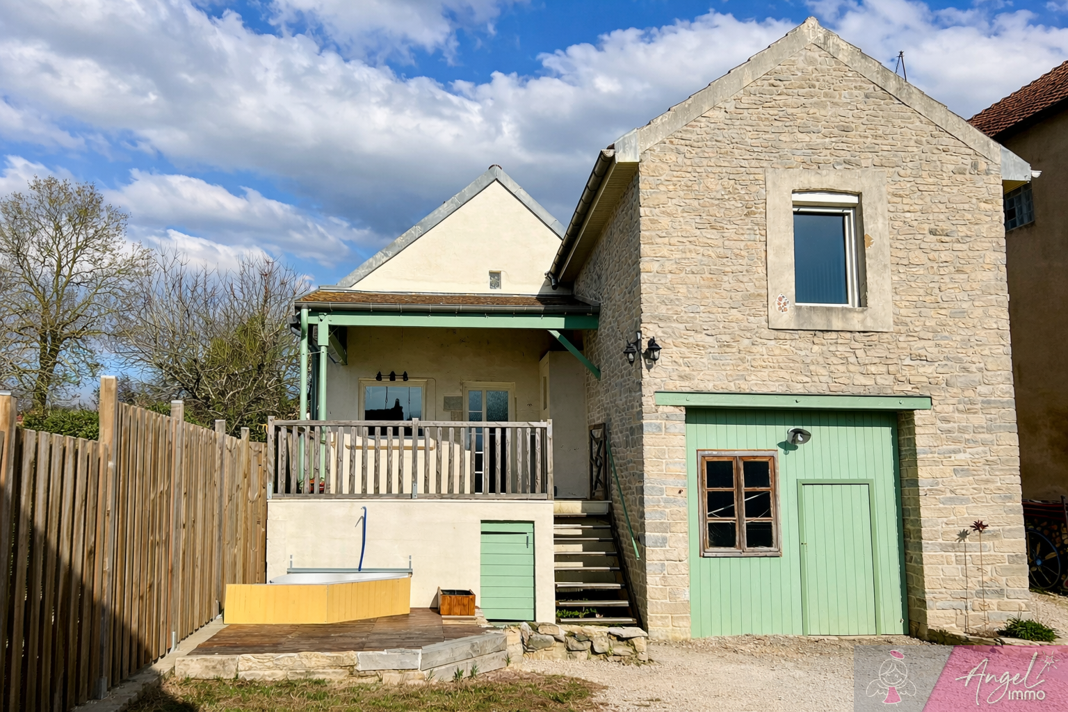 Maison pierre avec hangar