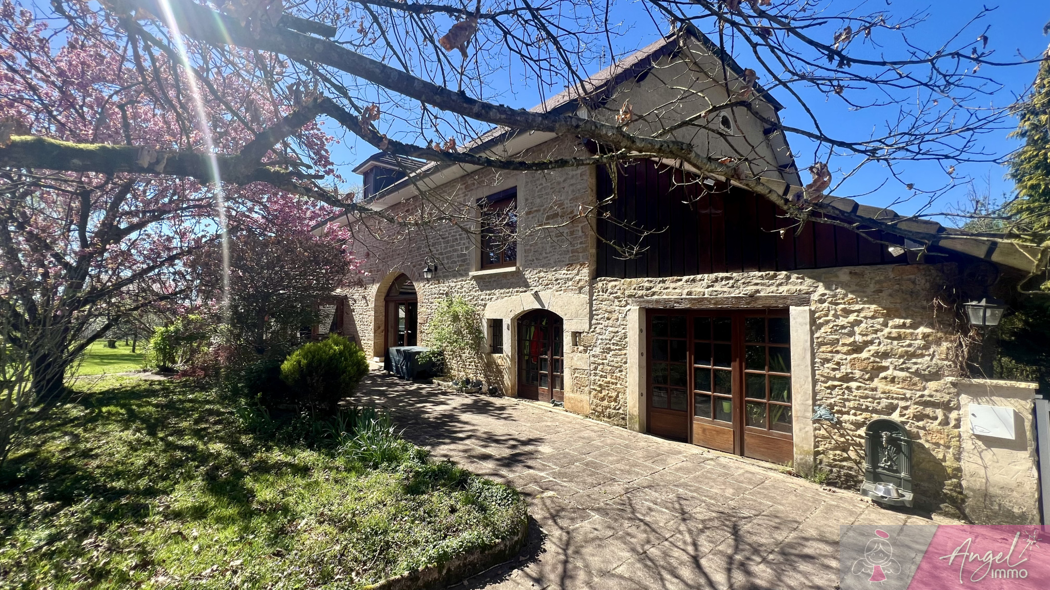 Maison en pierre de caractère 245 m2 5 chambres beaux volume