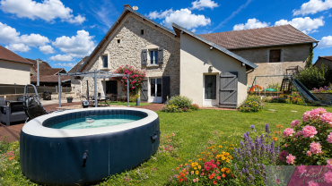 Maison en pierre rénovée   170 m2   Cadre naturel privilégié