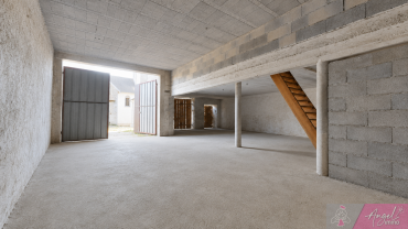 MAISON DE VILLAGE A RENOVER + HANGAR A VRIANGE
