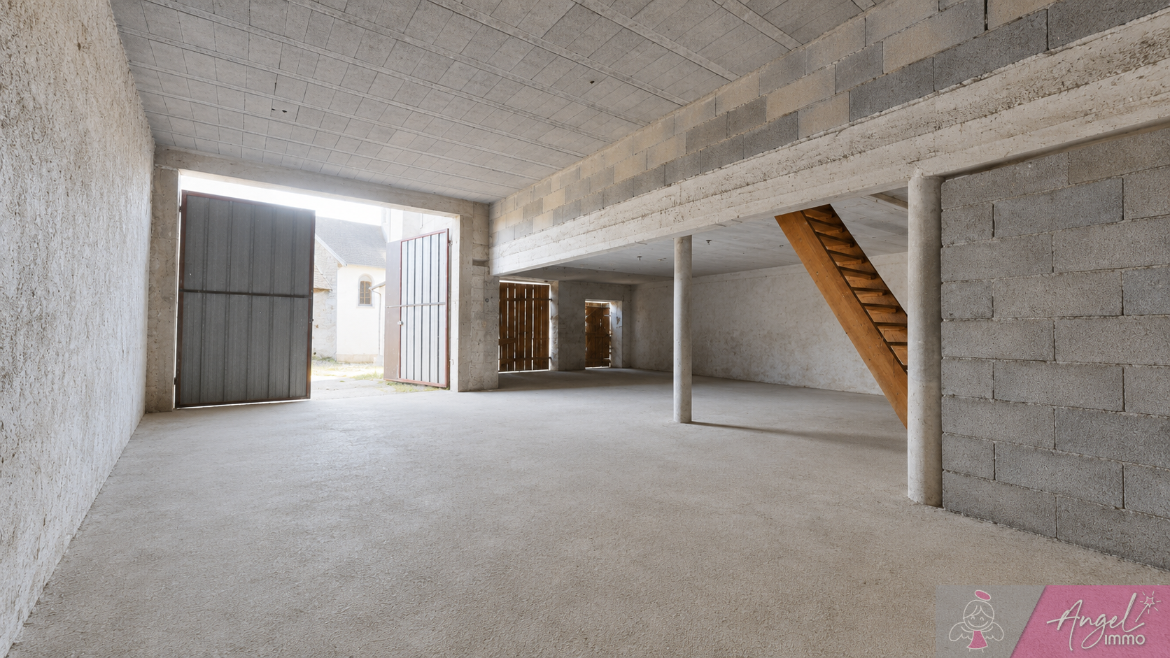 MAISON DE VILLAGE A RENOVER + HANGAR A VRIANGE