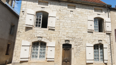 Maison de village de 159 m2 – 3 chambres – cave voutée et ga