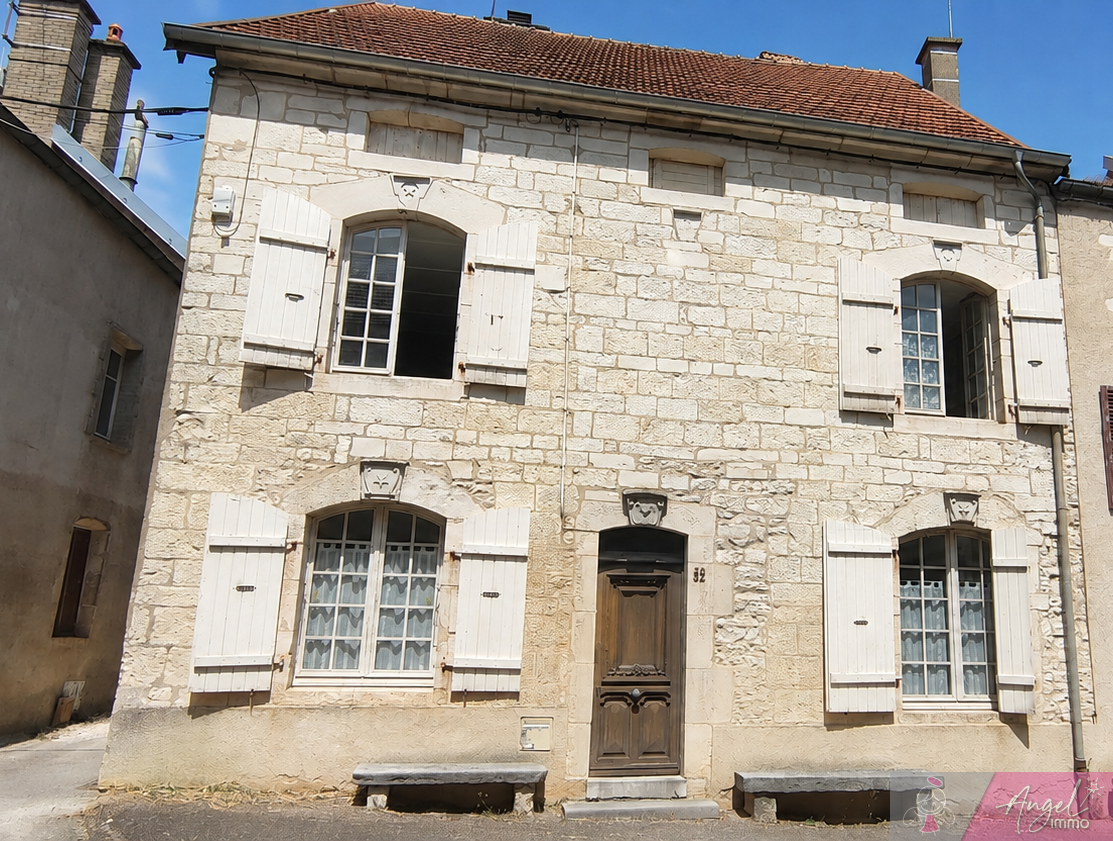 Maison de village de 159 m2 – 3 chambres – cave voutée et ga