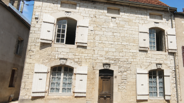 Maison de village de 159 m2 – 3 chambres – cave voutée et ga